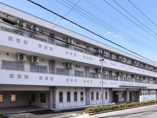 三階建ての施設外観  