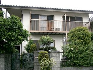 緑に囲まれた外観  