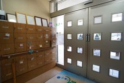 受付付近の明るいエントランス