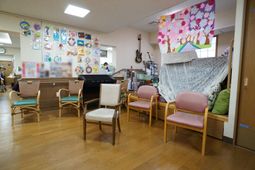 色とりどりの壁飾り多目的室