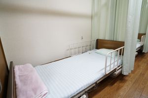 整えられた居室のベッド