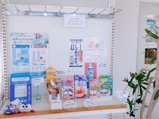 掲示物と商品棚のある廊下  