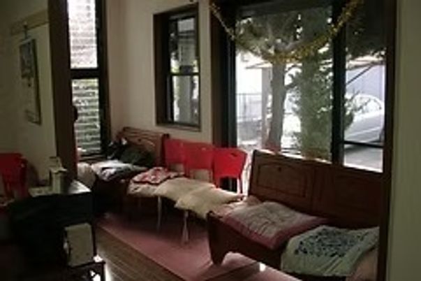 明るいラウンジの様子