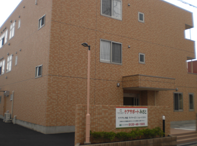 明るい外壁の建物外観