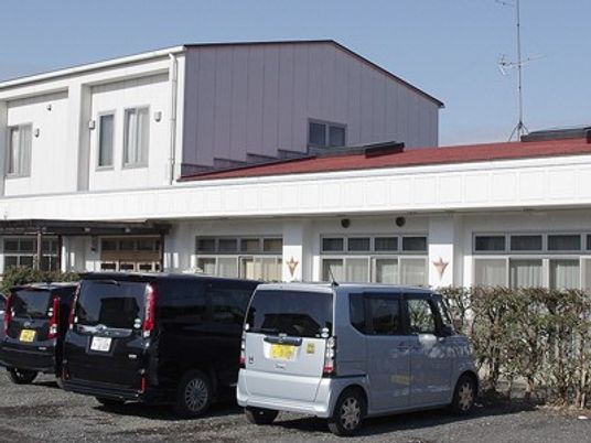 白い建物の外観