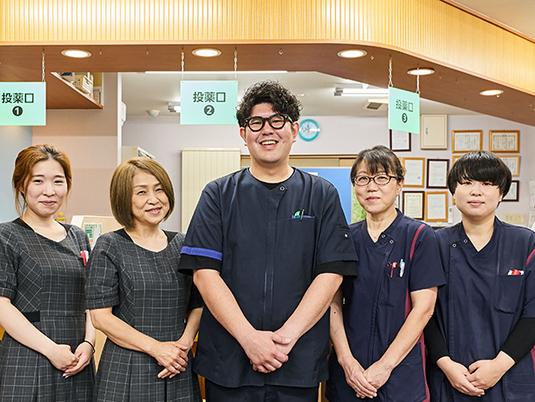受付前に並ぶスタッフ  