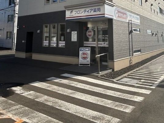 薬局の出入口外観  