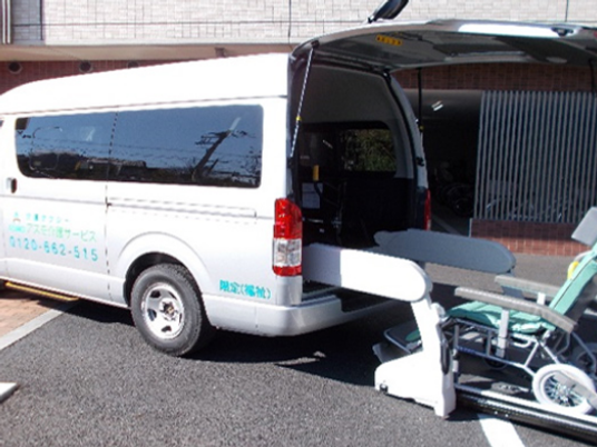 送迎車と昇降機付き車椅子用入口  