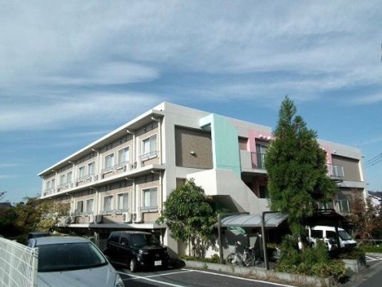 施設の外観と車両