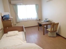 居室のベッドとデスク