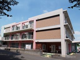 カラフルな建物の外観