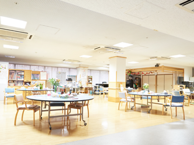 広々としたリビング リビング 広々とした空間が広がり、自然光が差し込みます。家具がゆったりと配置されています。