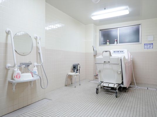 バリアフリー設計の浴室