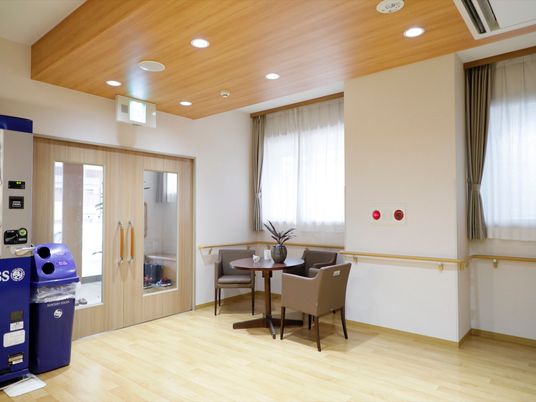 共有スペースの明るい居室