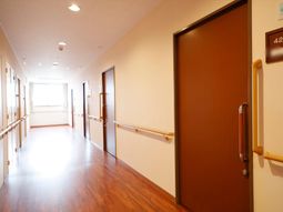 明るい廊下と部屋の扉