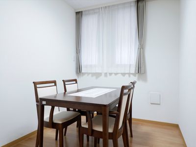 清潔なダイニングテーブル