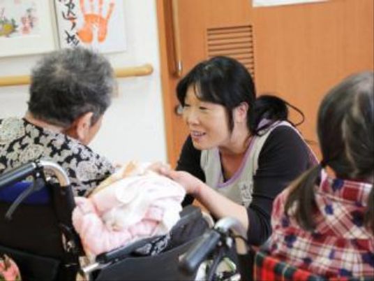 笑顔で会話するスタッフ