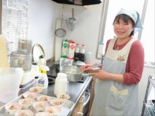 笑顔のスタッフとキッチン