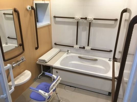 バリアフリー設計の浴室