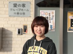笑顔の女性とクリニック看板