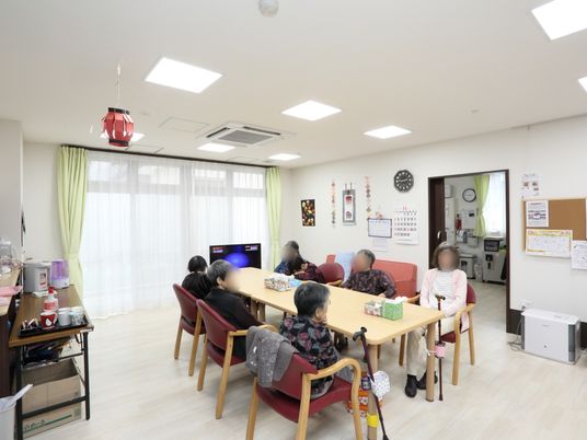 活動を行う明るい食堂