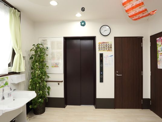 清潔な廊下のエレベーター前