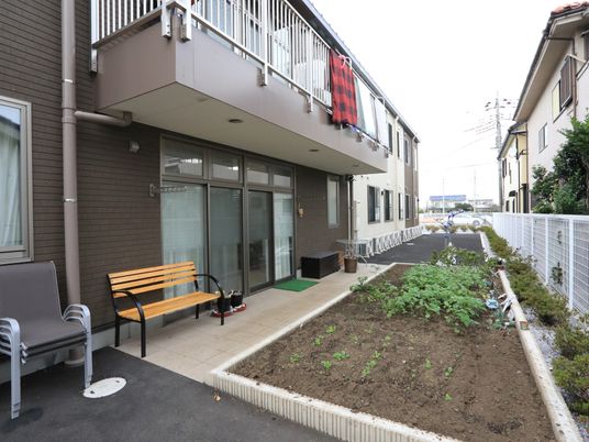 屋外に設置されたベンチ