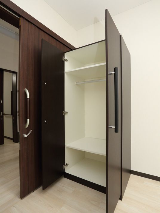 開いたクローゼットの扉