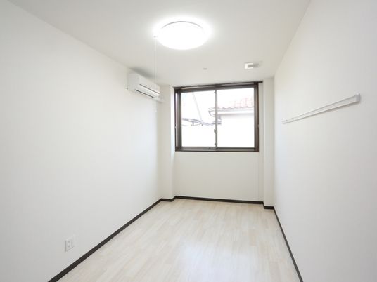 清潔感あふれる洋室