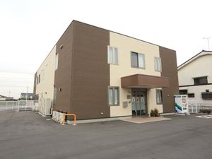 茶色の建物の外観
