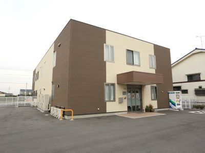 茶色の建物の外観