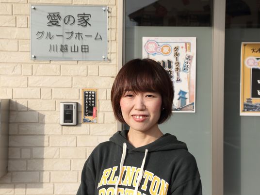 笑顔の女性クリーンホーム前