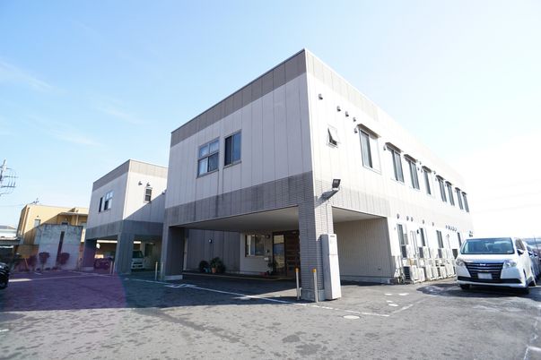 施設の外観と駐車場
