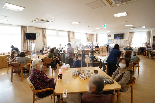 多様な椅子の食堂