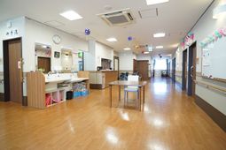 明るく広い廊下