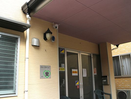 施設エントランスの外観