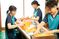 入浴介助するスタッフ