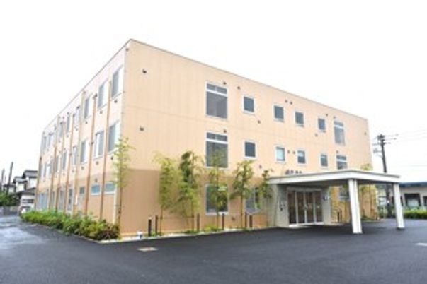 四角い建物の外観
