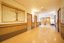 廊下の壁に飾り付け