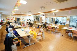 明るい食堂の様子