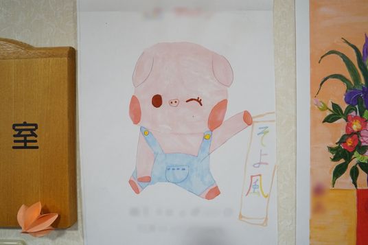 壁に飾られた手作り絵