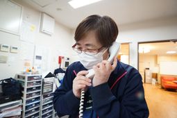 スタッフが電話をする様子