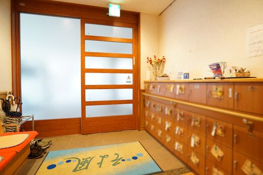 エントランスの広いドア
