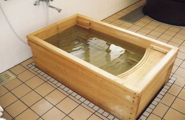 木製の湯船がある浴室