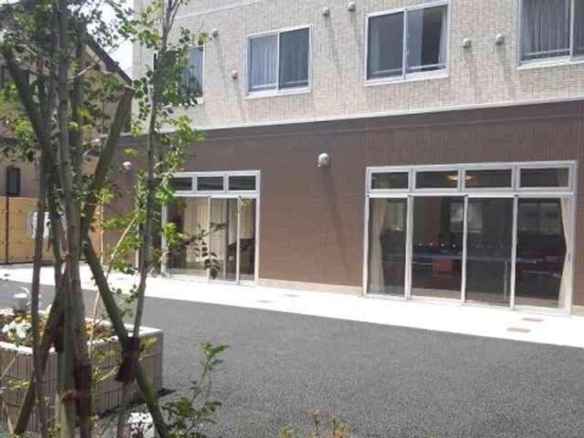 建物の施設外観 外観 施設の外観は落ち着いた色合いで、入り口には大きな窓があり自然光がたっぷりと差し込んでいます。