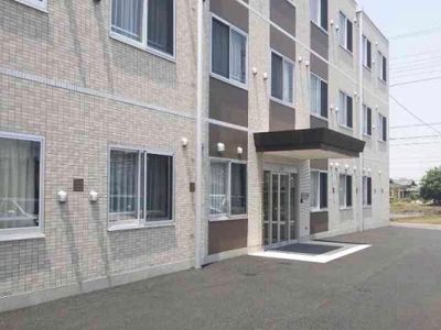 明るい建物のエントランス