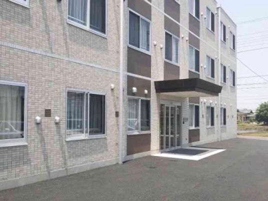 明るい建物のエントランス