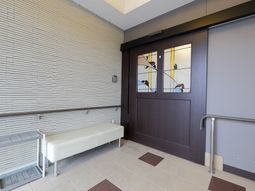 彩り豊かな窓のエントランス