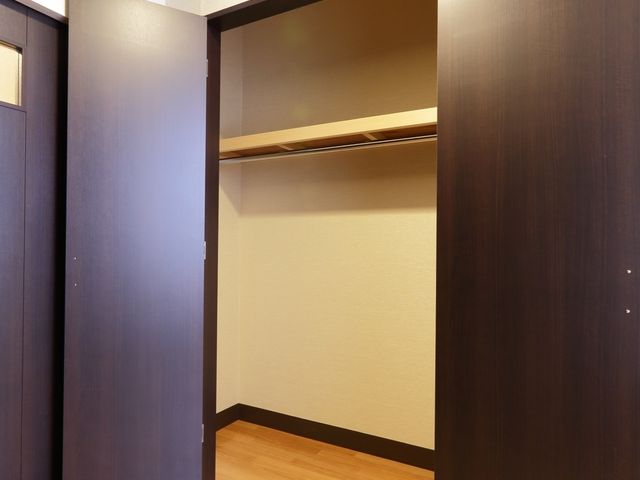 洋室のクローゼット部分 収納 広々とした洋室の収納スペースです。物を整理整頓しやすい造りになっており、使い勝手が良いです。