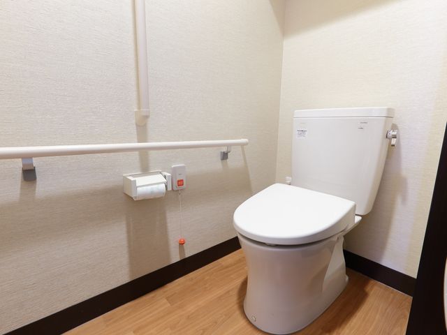 バリアフリートイレ設備 トイレ 手すりが設置された清潔なトイレです。安心してご利用いただける工夫がされています。